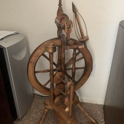 Working Spinning Wheel - Antique Style