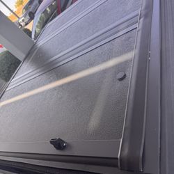 Jeep Gladiator Tonneau Cover*like New
