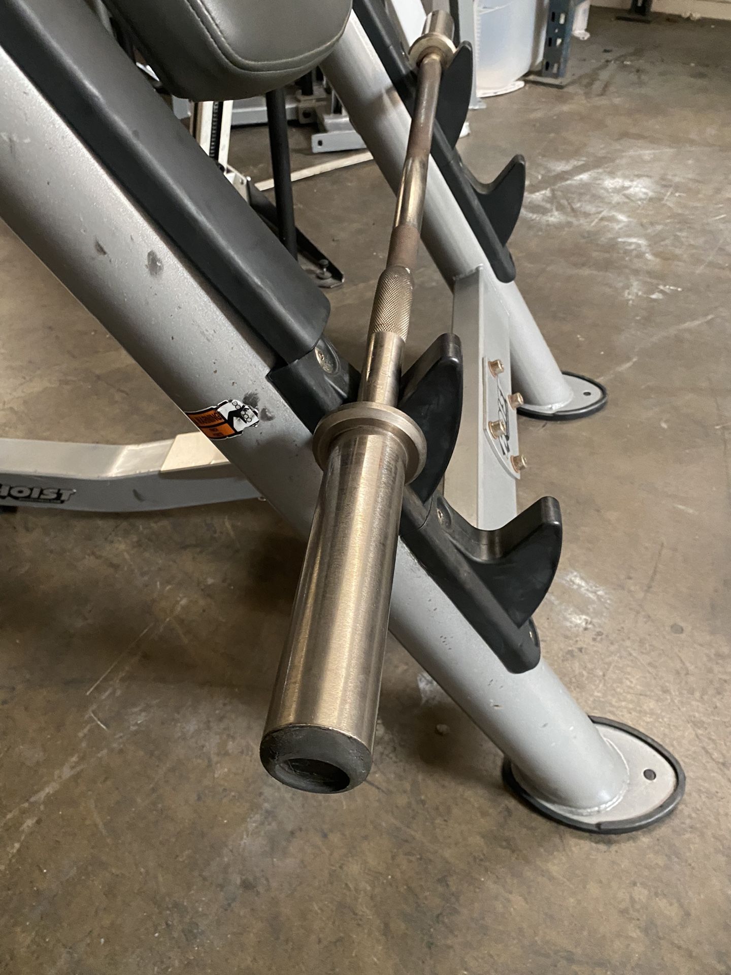 Commercial Hoist Preacher Bench With Curl Bar, Bicep Machine, Gym Equipment for Sale in Tustin