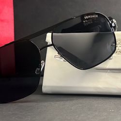 Gafas de Sol Negras Estilo Aviador con Detalle de Medallón Dorado