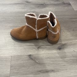 UGG Boots Girls . Tan Color Chestnut Suede Coletta Fur Trim Size 11Youth. Outsole . Brand New.