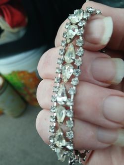 Bracelet pear-shaped.
 Arm wrist.
 Silver  cubic Zurconia