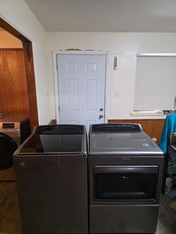 WHIRPOOL STAINLESS STEEL WASHER AND DRYER SET BOTH ELECTRIC XL CAPACITY 5.0 CU CLEAN AND DESINFECTED DELIVERY AVAILABLE FOR EXTRA FEE