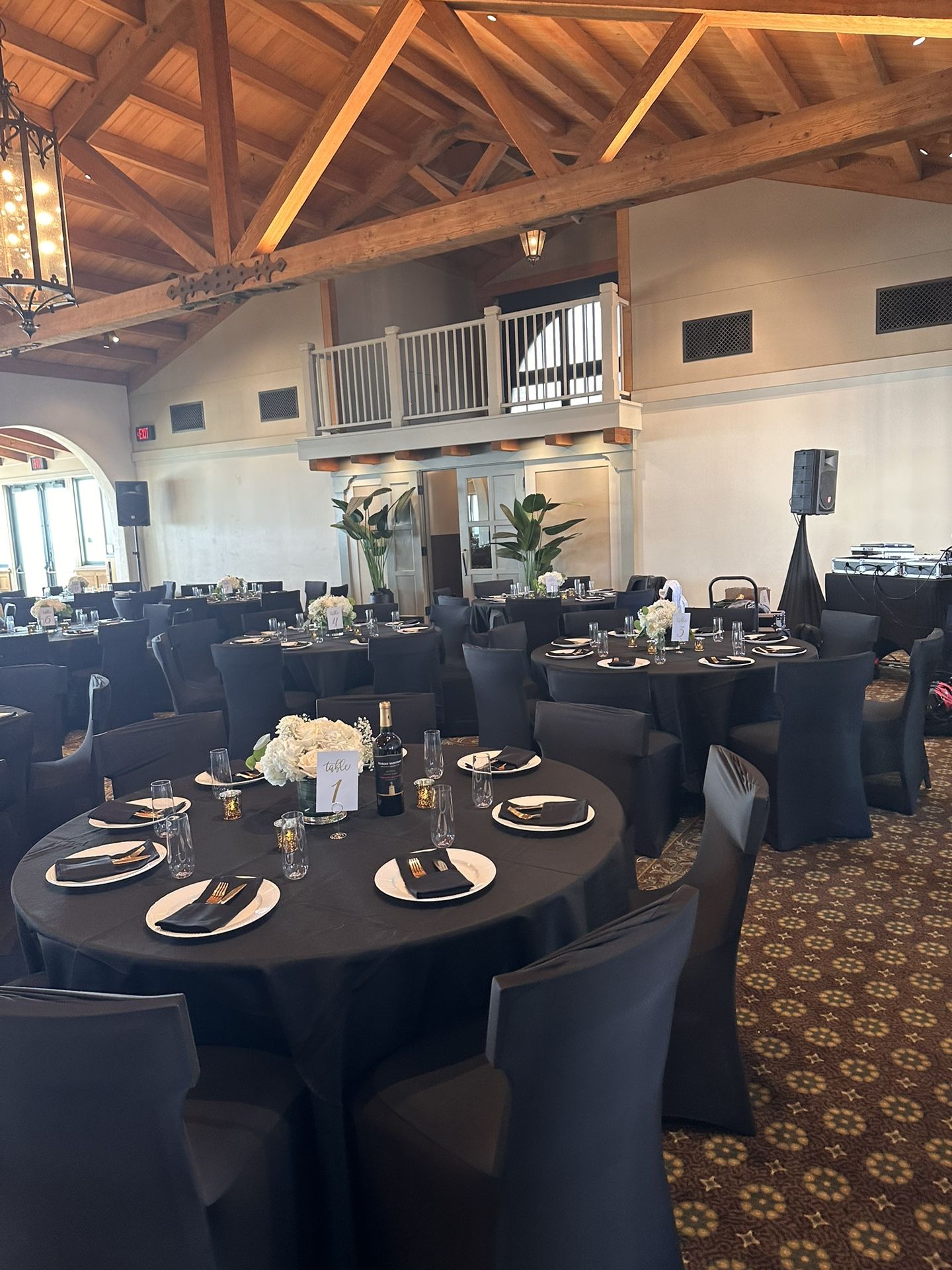 Tablecloths & Napkin Set – Used Once, Excellent Condition