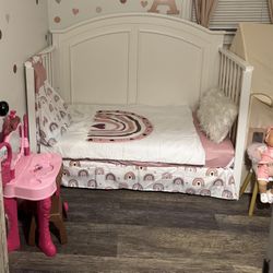Crib / Turns Into Toddler Bed 
