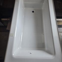Kohler
Bellwether Collection 60" Three Wall Alcove Bath Tub with Integral Apron and Left Hand Drain