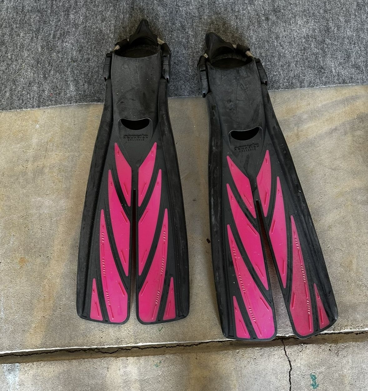 Atomic Aquatic Women's Pink and Black Scuba Diving Fins