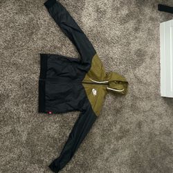 Nike zip up wind breaker small but runs bigger