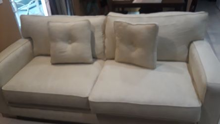 beautiful and totally new sofa set not broken no bad smell no stains OBO