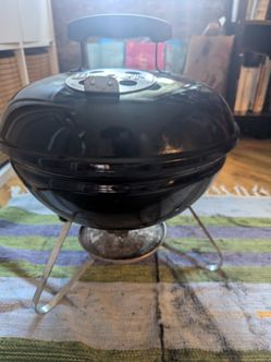 Small Weber Grill + Charcoal + starter kit