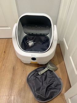 Automatic litter box with extra insert and scooper