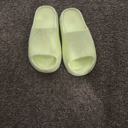 yeezy slides 