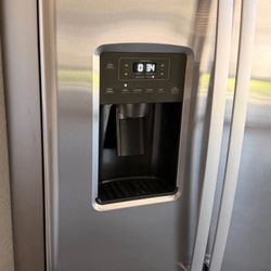 GE Fridge - LIKE NEW FOR SALE