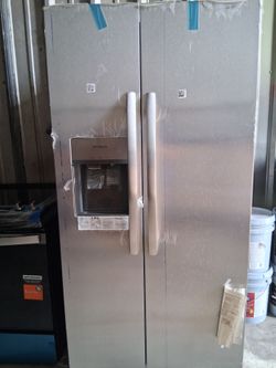 New Frigidaire
33 in. 22.3 cu. ft. Standard Depth Side by Side Refrigerator in Stainless Steel