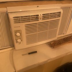 Frigidaire Window Unit. 