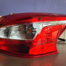 2016-2019 Nissan Sentra Taillight (RH) Passenger Side (Factory) OEM Tail Lamp 