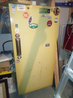 Signature DELUX HUGE FREEZER (FREEEE) COME GET- Great Shape - Need GONE