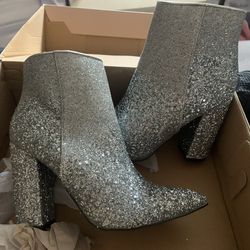 8.5 women’s. Runs small