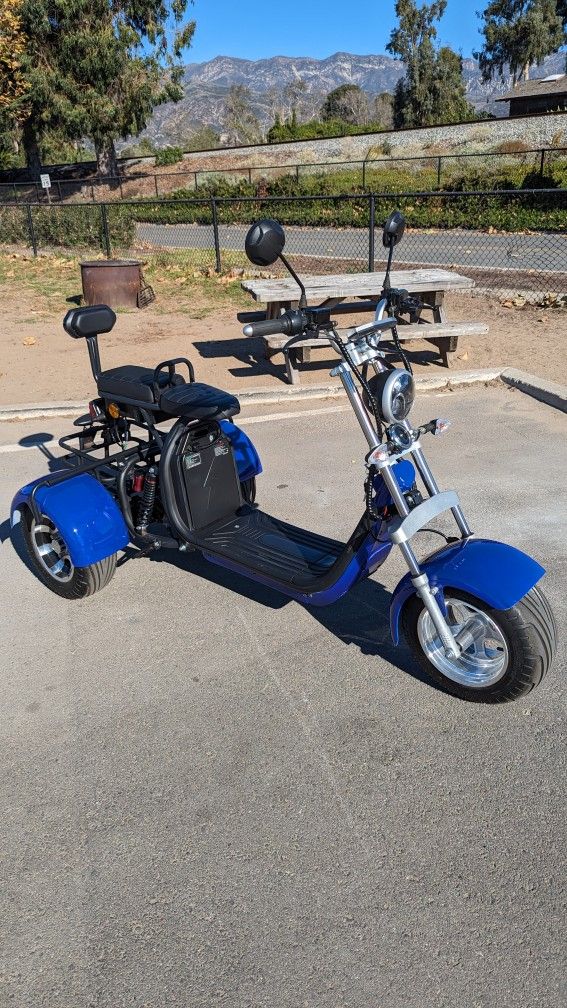 Brand New Three-wheeler Trikes All Electric Two Seaters Come In One Battery Or Two Batteries "On Sale Right Now Good" For Camping Or Golfing Coming