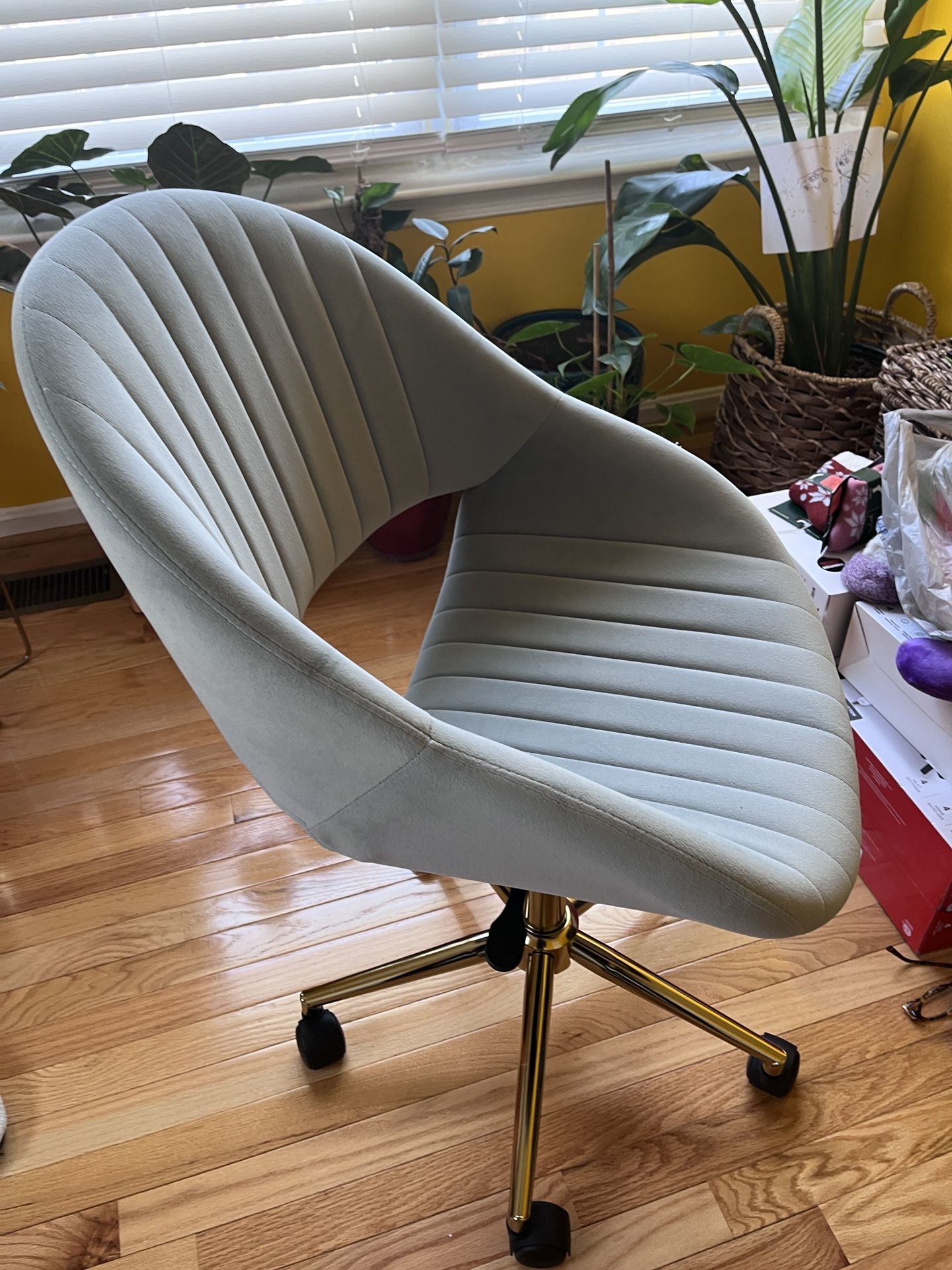 Home Office Swivel Armchair with Silver Base, Back Incline Adjustable for Vanity Make-up