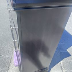 2 Bed Dressers With A Mirror 