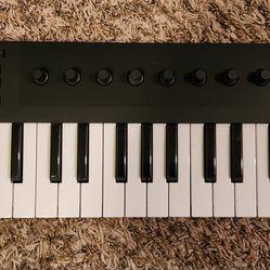 Midi Keyboard Native Instruments Komplete Control M32 **Like New**