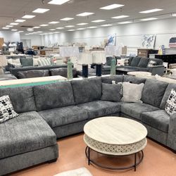 New Ashley Sectional 🔥🔥 HOT BUY