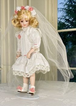 Beautiful Royalton Porcelain Wedding Doll 1998 Vintage & Lovely