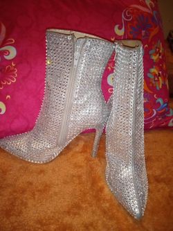 Subvención destacar Fructífero Steve Madden Wifey Rhinestone Boots , Mint condition-"8"Gently used for  Sale in Seattle, WA - OfferUp