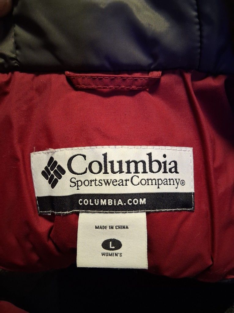 Columbia sports Large Woman's Jacket Charcoal over burgundy and gray with cell phone pocket hood  extra pockets and insulation like new!