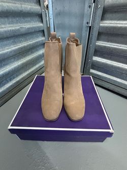 LIKE NEW WOMENS BOOTS