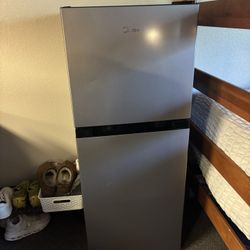 Mini fridge with freezer