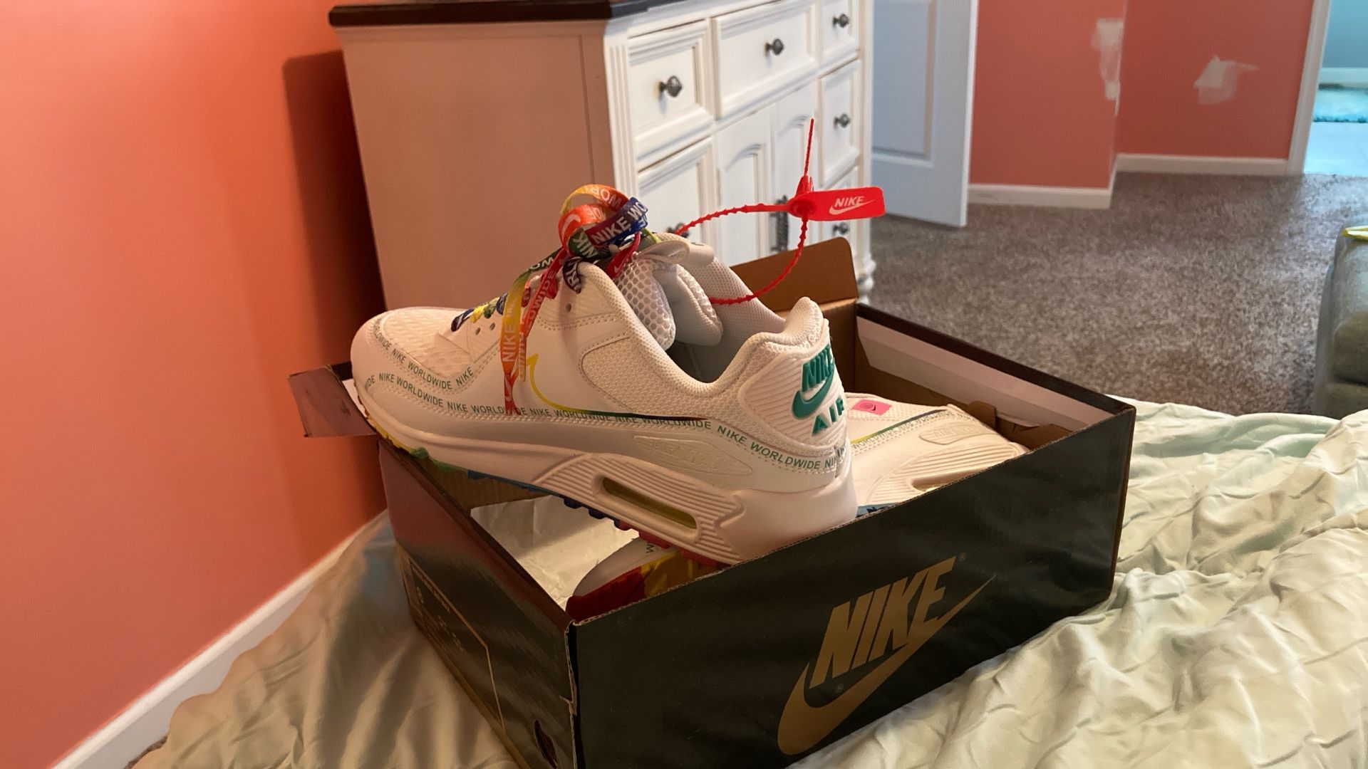 Woman Size 8 Air max ( New)