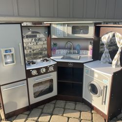 KidKraft Ultimate Corner Kitchen