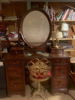 Beautiful Mahogany Vanity Set