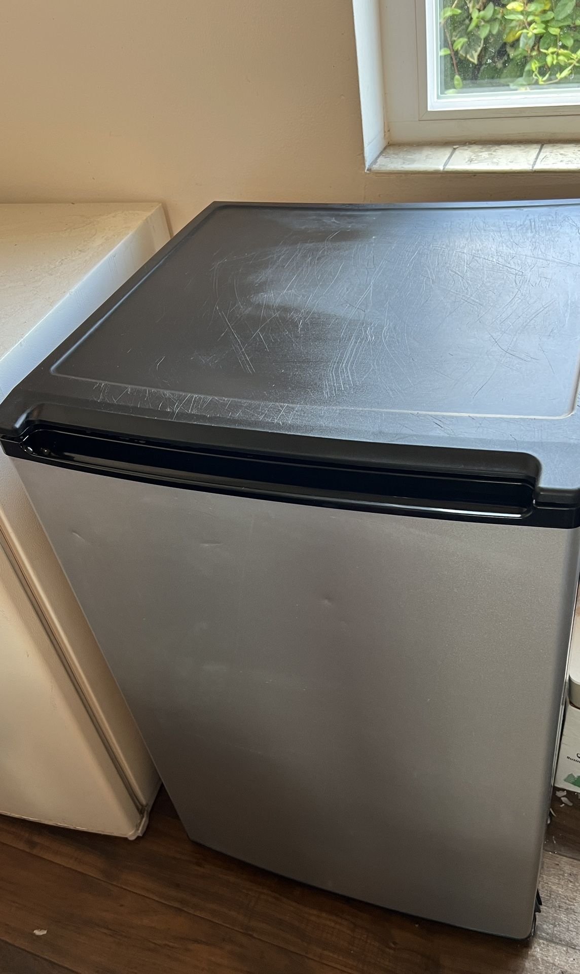 Sanyo SR-4912M Energy Star 4.9 Cubic-Foot Counter-High All Refrigerator with Platinum Door and Countertop