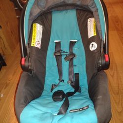 PORTA.  BEBE. CON. 2. BASES PARA. EL. CARRO