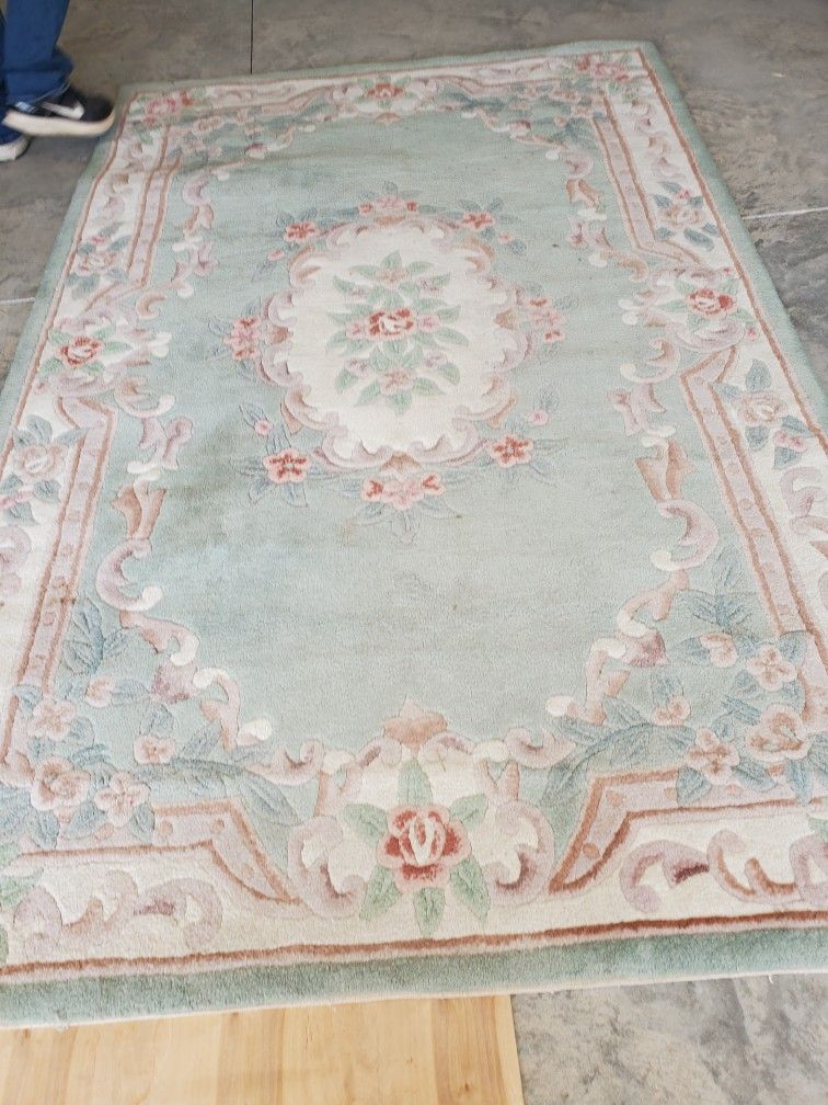 Area Rug 5' X 8'
