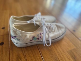 Vans White Canvas Sneakers with Floral Embroidery size 7