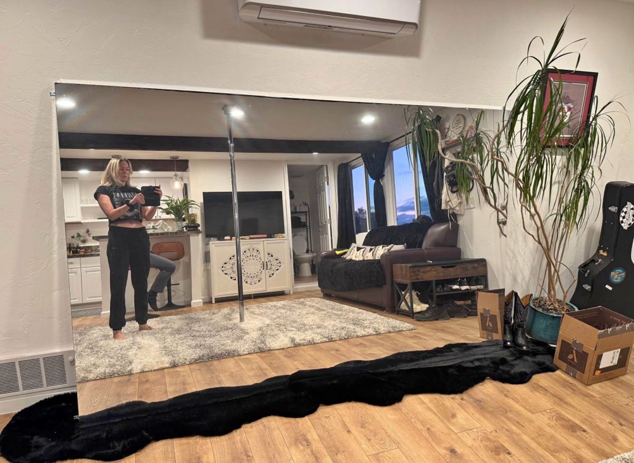 5ftx8ft lite mirror with mounting attachments