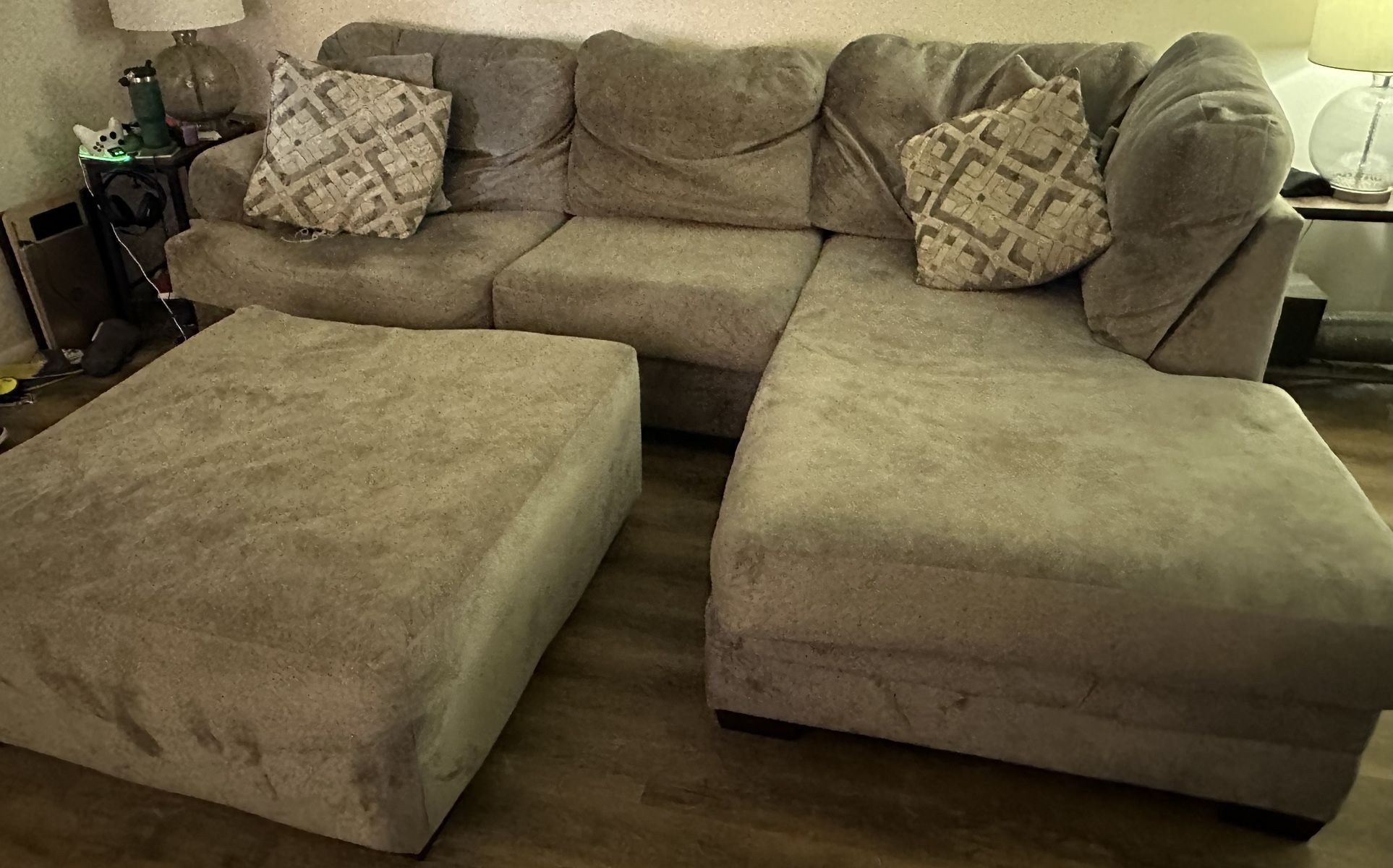 Comfy Sectional w/ Oversized Ottoman