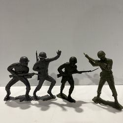 4 Vintage Marx Plastic Toy Soldiers