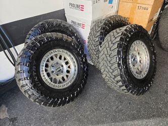 17" KMC BEADLOCKS w/ 35" Toyo MT Open Country tires