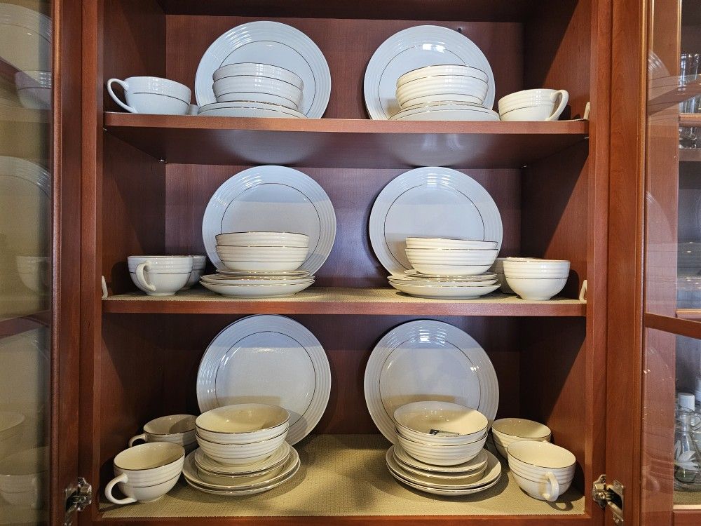 Dinnerware Gibbson Gold Trim