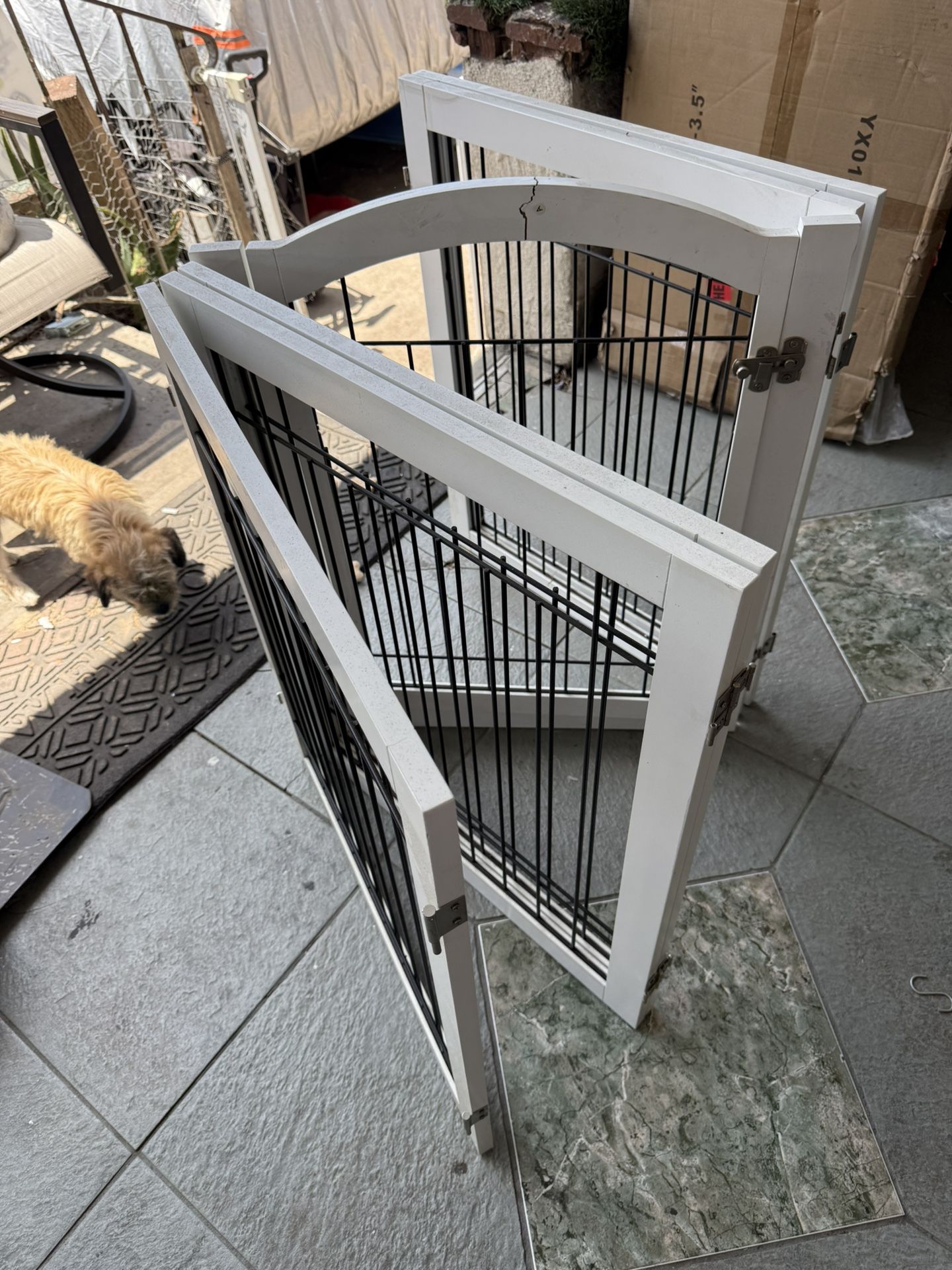Gate De Madera Tiene Detalles