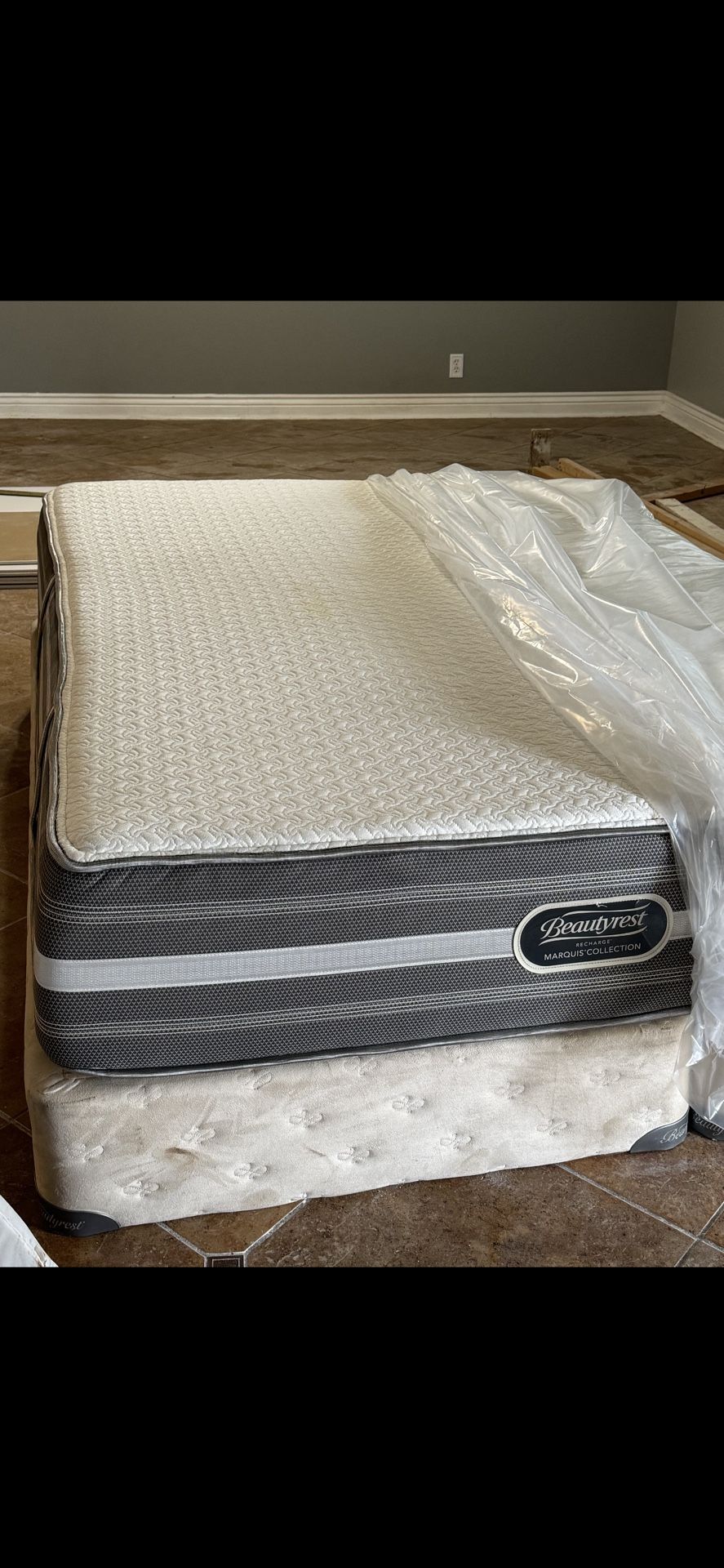 Used QUEEN SIZE HYBRID MATTRESS WITH BOX SPRINGS DELIVERY AVAILABLE for Sale in San Antonio, TX
