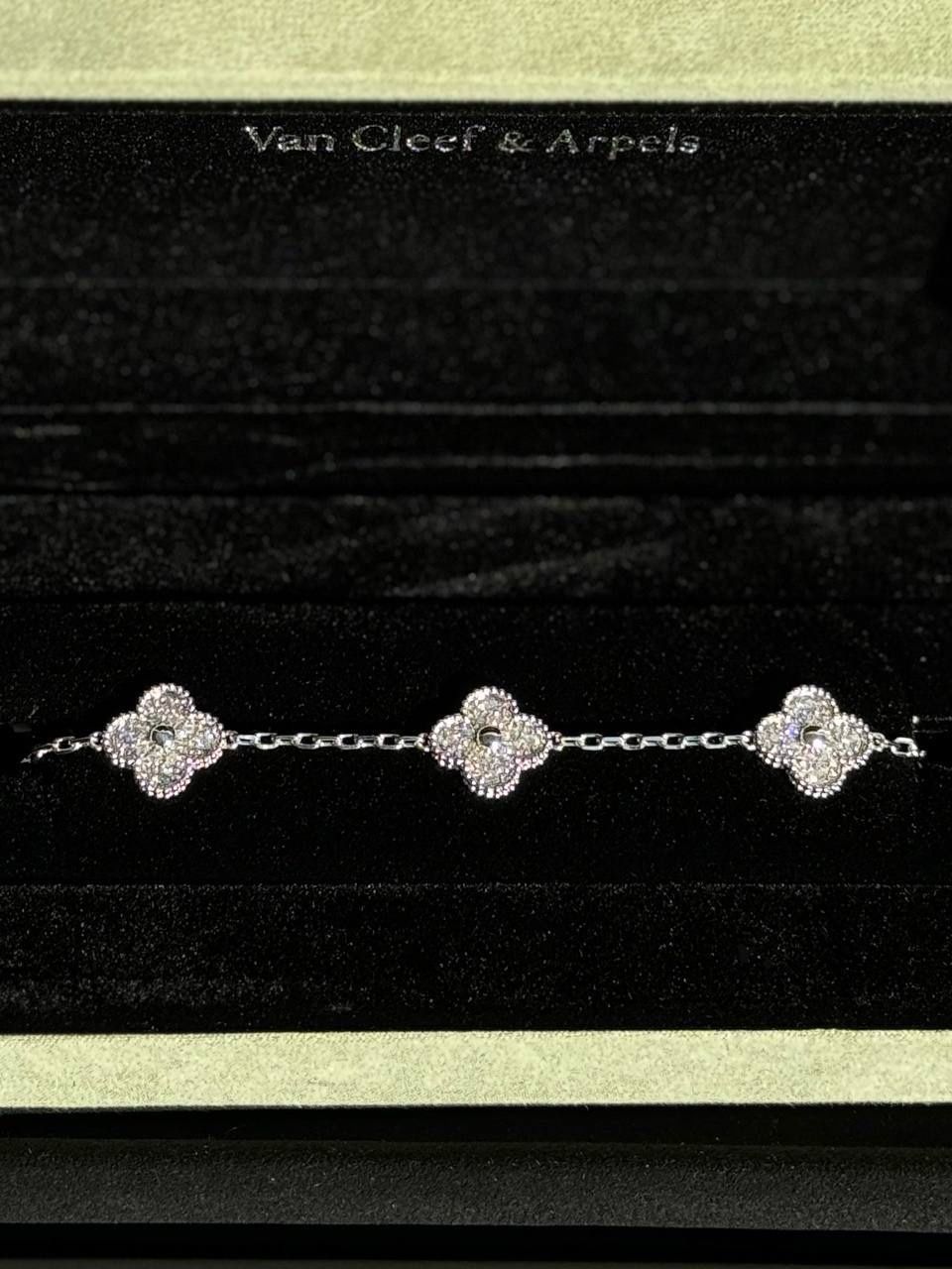 18k white gold Van cleef Alhambra style diamond 5 motifs clover shape stone bracelet