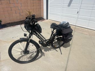 E-Bike with saddlebag and Helmet
