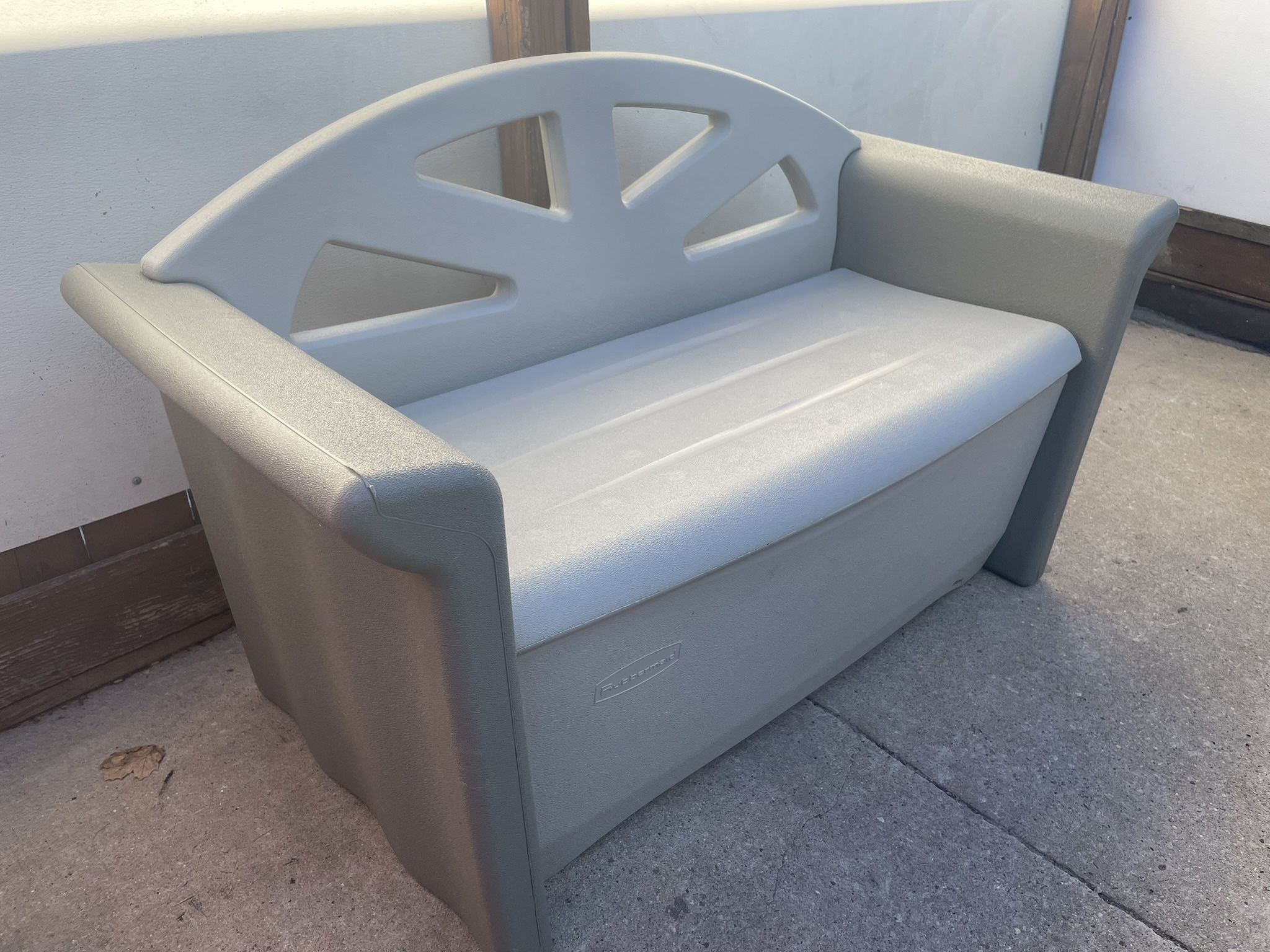 Rubbermaid Patio Storage Bench Deck Box 52.5” W Banco de almacenamiento para patio