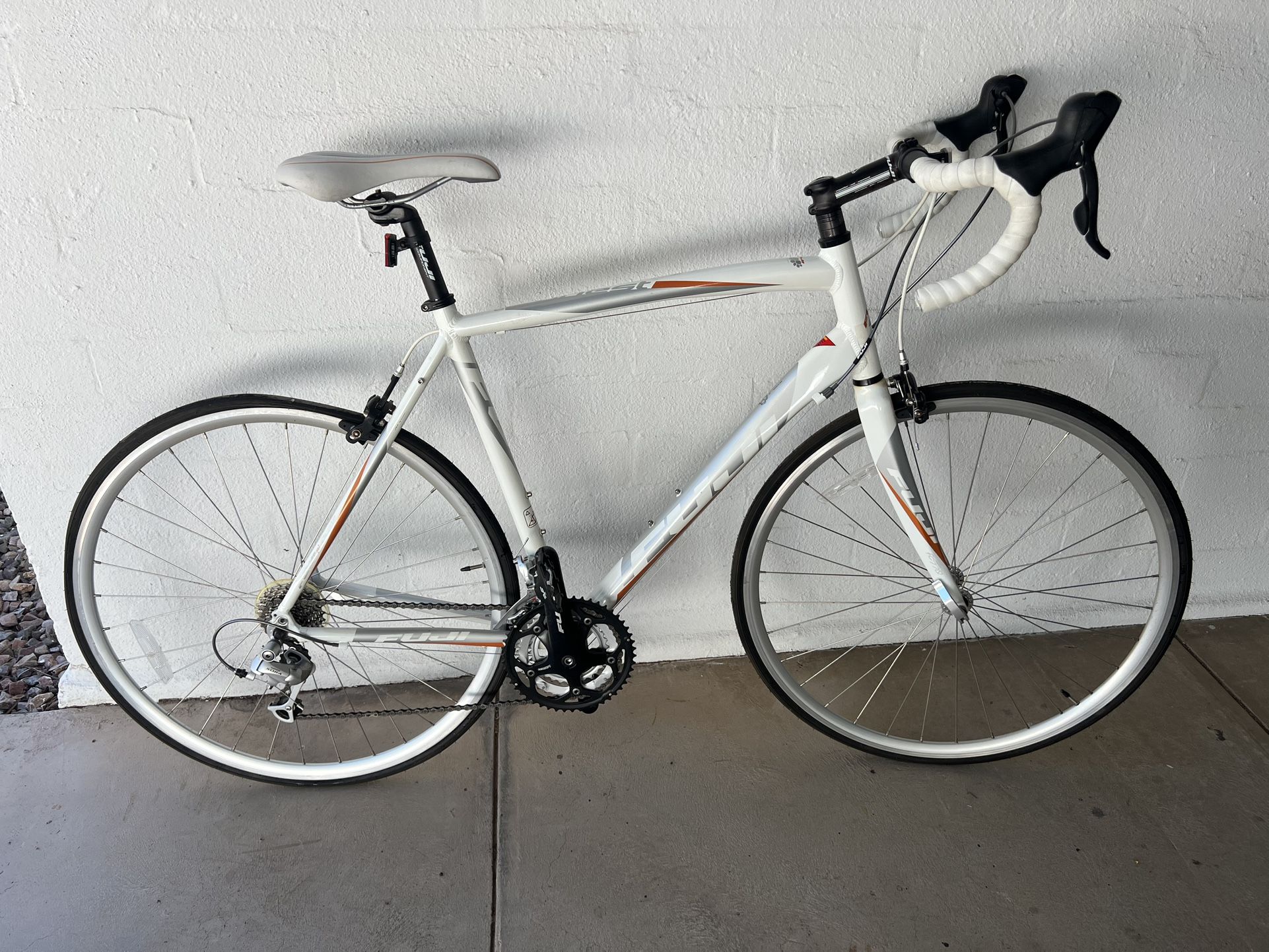 Nearly new condition women’s aluminum Roadbike By Fuji